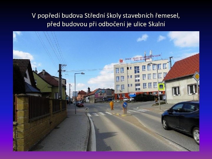 V popředí budova Střední školy stavebních řemesel, před budovou při odbočení je ulice Skalní