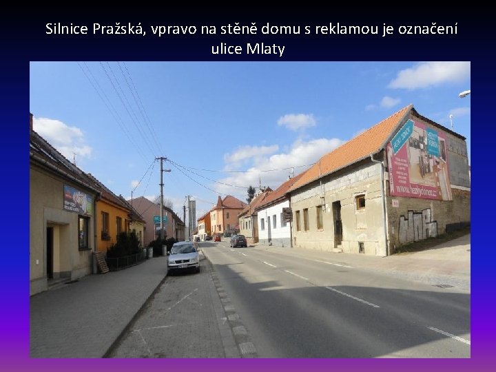 Silnice Pražská, vpravo na stěně domu s reklamou je označení ulice Mlaty 