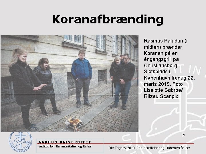 Koranafbrænding Rasmus Paludan (i midten) brænder Koranen på en éngangsgrill på Christiansborg Slotsplads i