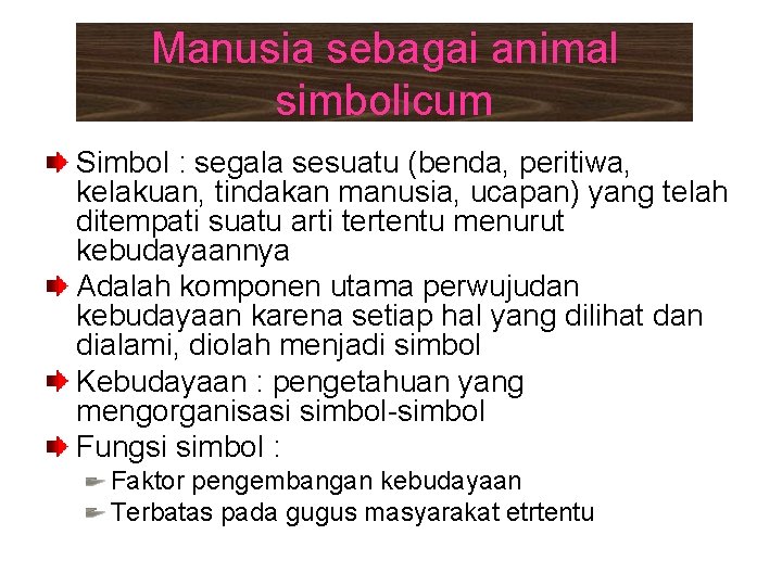 Manusia sebagai animal simbolicum Simbol : segala sesuatu (benda, peritiwa, kelakuan, tindakan manusia, ucapan)