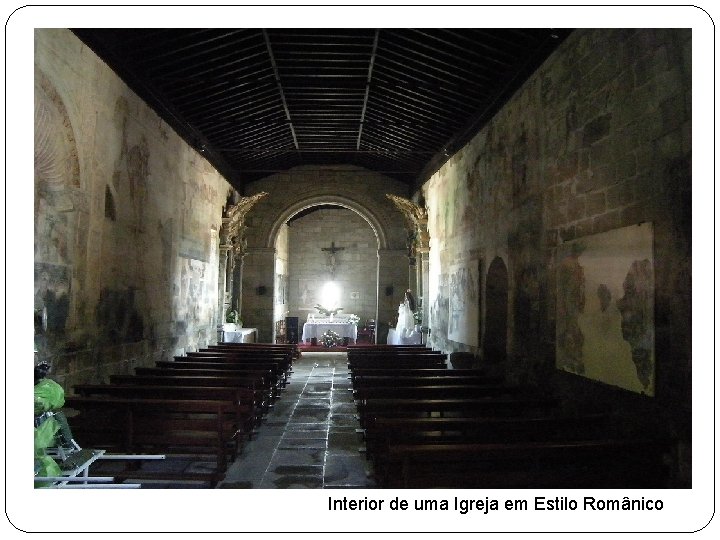 Interior de uma Igreja em Estilo Românico 