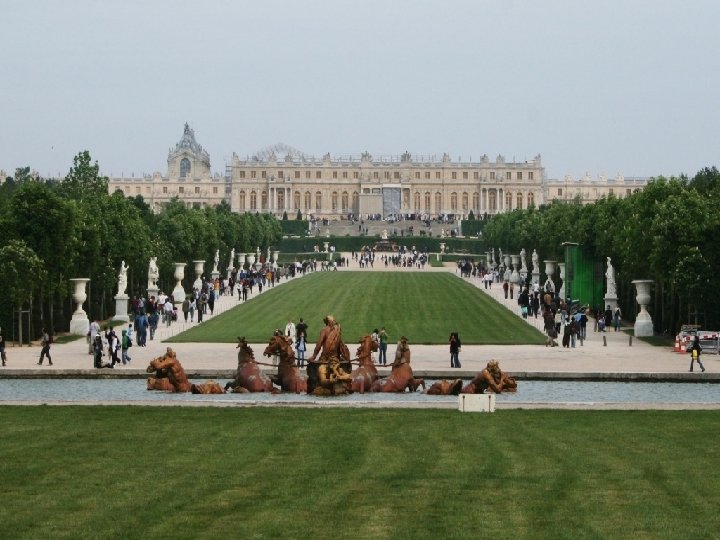 Vista del parque, en el fondo el palacio. 