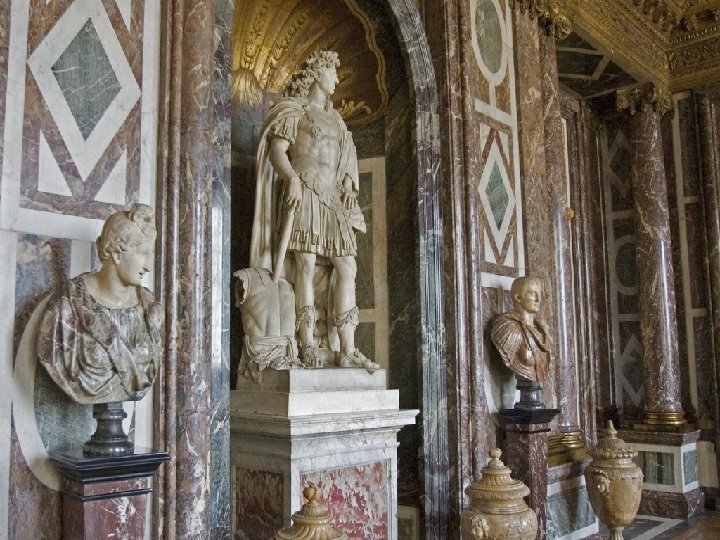 Famosa estatua del rey Luis XIV ubicada en el Salón de Venus del Palacio