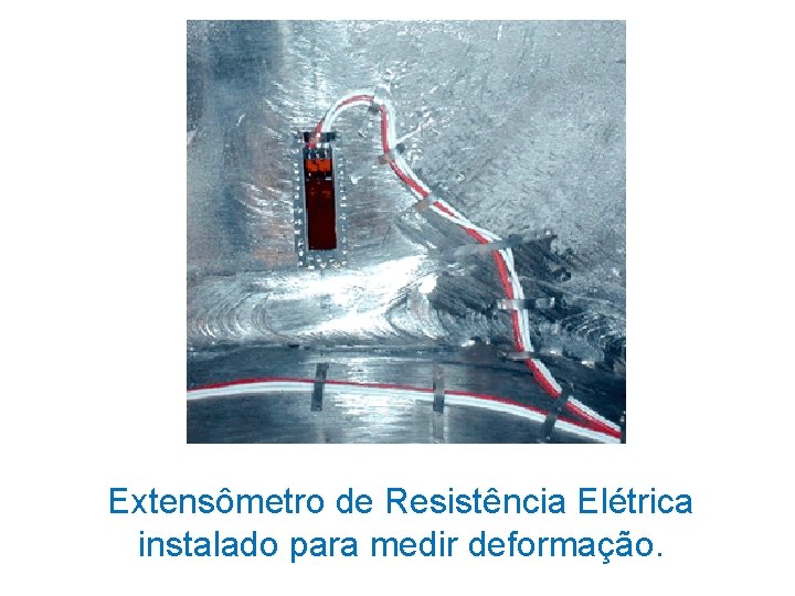 Extensômetro de Resistência Elétrica instalado para medir deformação. 