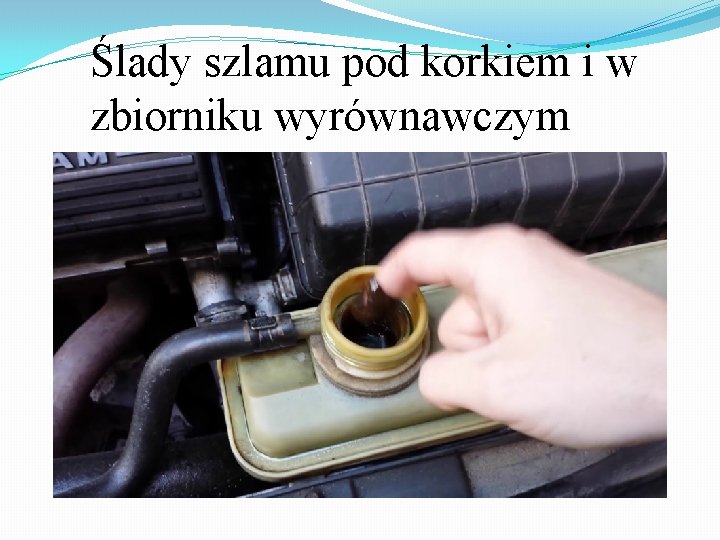 Ślady szlamu pod korkiem i w zbiorniku wyrównawczym 