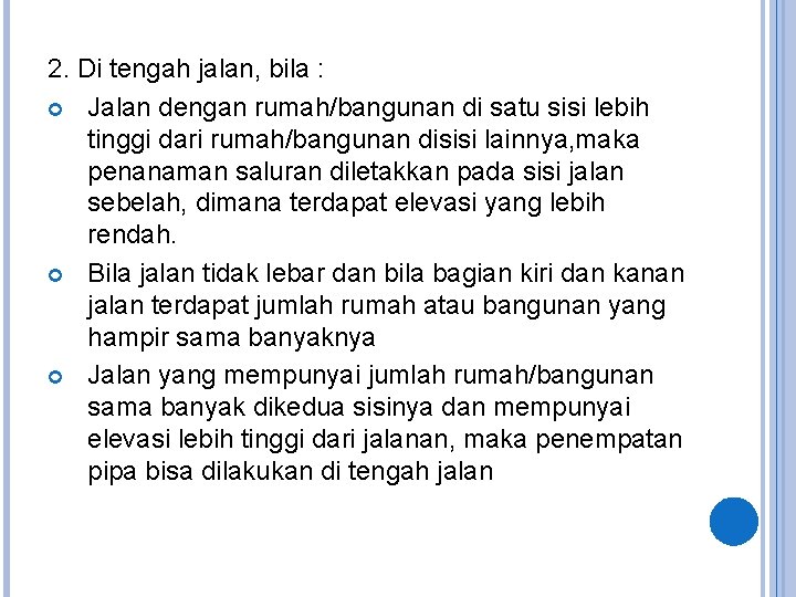 2. Di tengah jalan, bila : Jalan dengan rumah/bangunan di satu sisi lebih tinggi