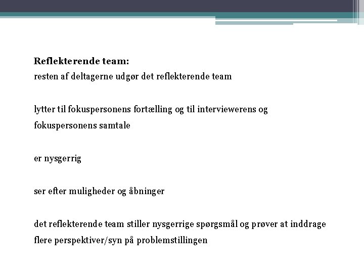 Reflekterende team: resten af deltagerne udgør det reflekterende team lytter til fokuspersonens fortælling og