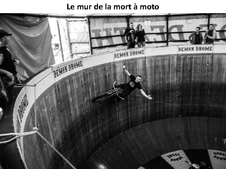 Le mur de la mort à moto 