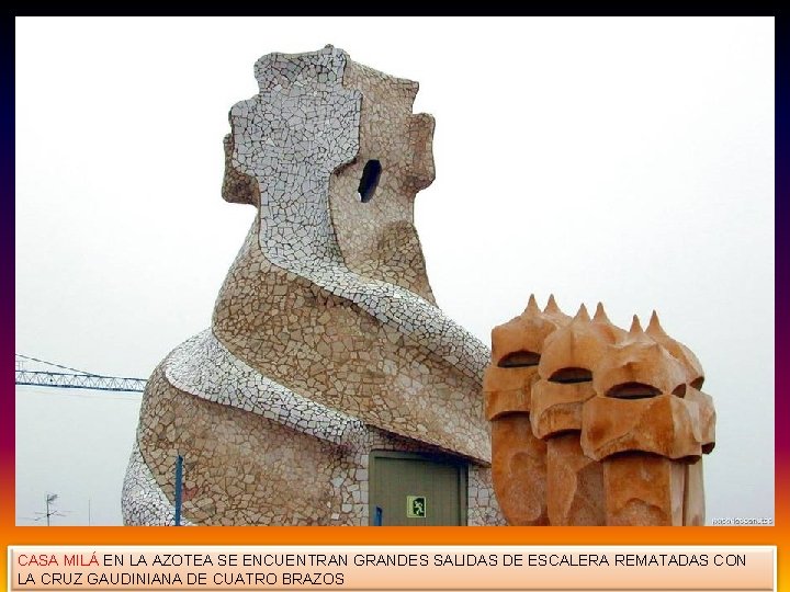 CASA MILÁ EN LA AZOTEA SE ENCUENTRAN GRANDES SALIDAS DE ESCALERA REMATADAS CON LA