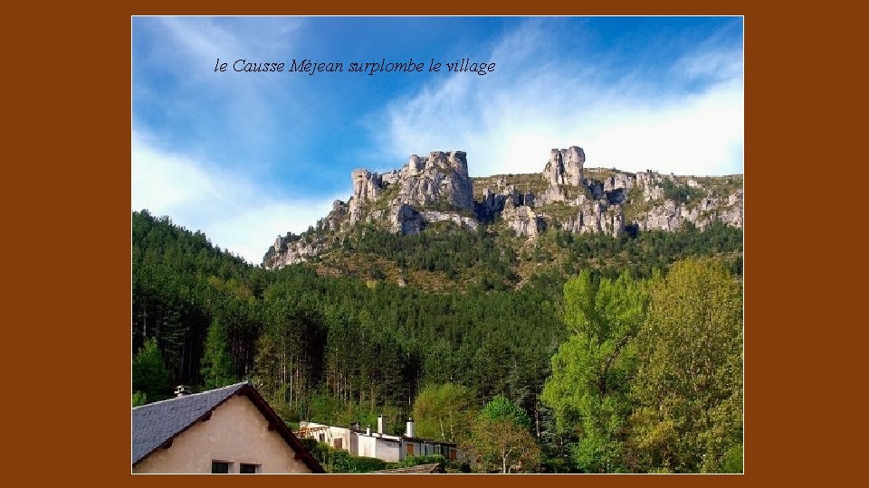 le Causse Méjean surplombe le village 