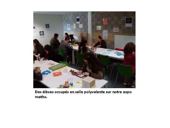 Des élèves occupés en salle polyvalente sur notre expo maths. 