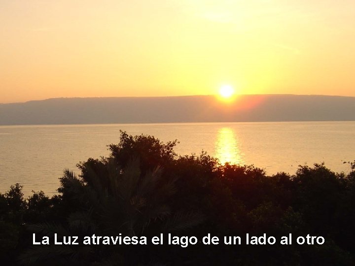 La Luz atraviesa el lago de un lado al otro 