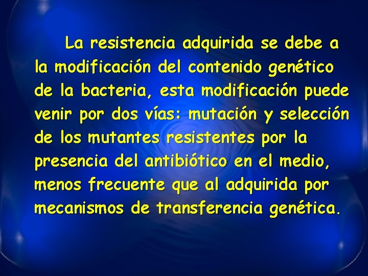 La resistencia adquirida se debe a la modificación del contenido genético de la bacteria,