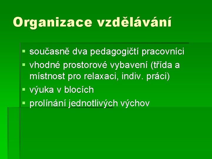 Organizace vzdělávání § současně dva pedagogičtí pracovníci § vhodné prostorové vybavení (třída a místnost