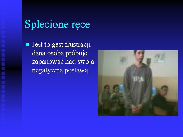 Splecione ręce Jest to gest frustracji – dana osoba próbuje zapanować nad swoją negatywną