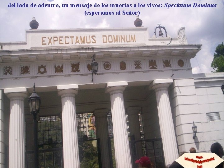 del lado de adentro, un mensaje de los muertos a los vivos: Spectatum Dominus