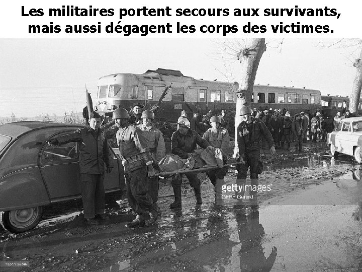 Les militaires portent secours aux survivants, mais aussi dégagent les corps des victimes. 
