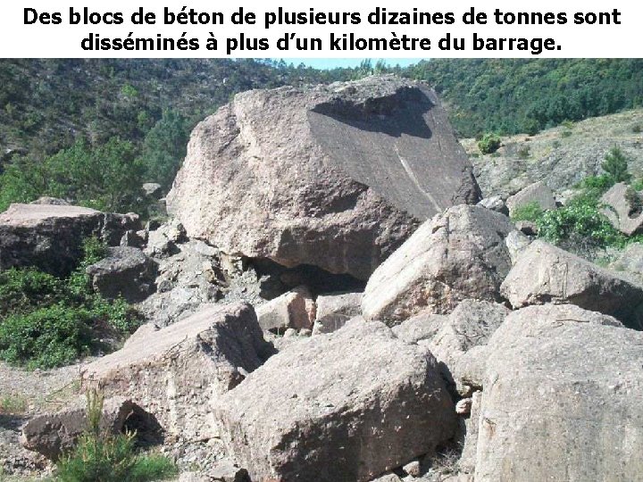 Des blocs de béton de plusieurs dizaines de tonnes sont disséminés à plus d’un