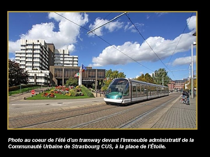 Photo au coeur de l'été d'un tramway devant l'immeuble administratif de la Communauté Urbaine