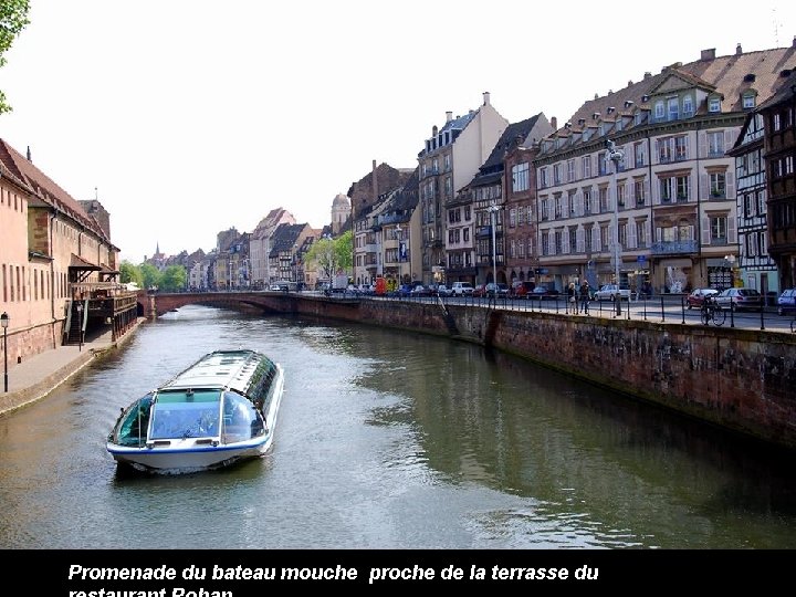 Promenade du bateau mouche proche de la terrasse du 