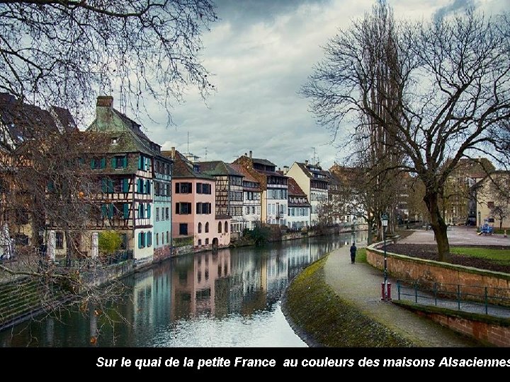 Sur le quai de la petite France au couleurs des maisons Alsaciennes 