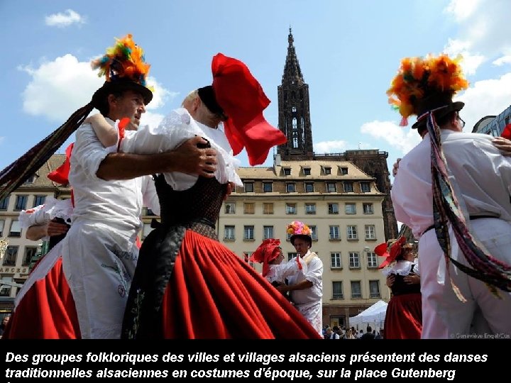 Des groupes folkloriques des villes et villages alsaciens présentent des danses traditionnelles alsaciennes en