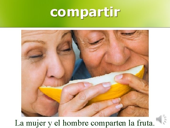 compartir La mujer y el hombre comparten la fruta. 