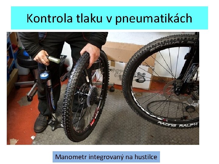 Kontrola tlaku v pneumatikách Manometr integrovaný na hustilce 