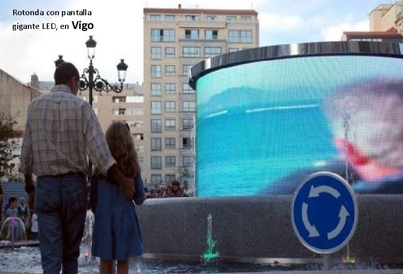 Rotonda con pantalla gigante LED, en Vigo 