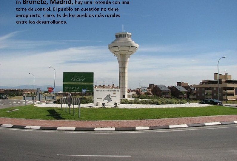 En Brunete, Madrid, hay una rotonda con una torre de control. El pueblo en