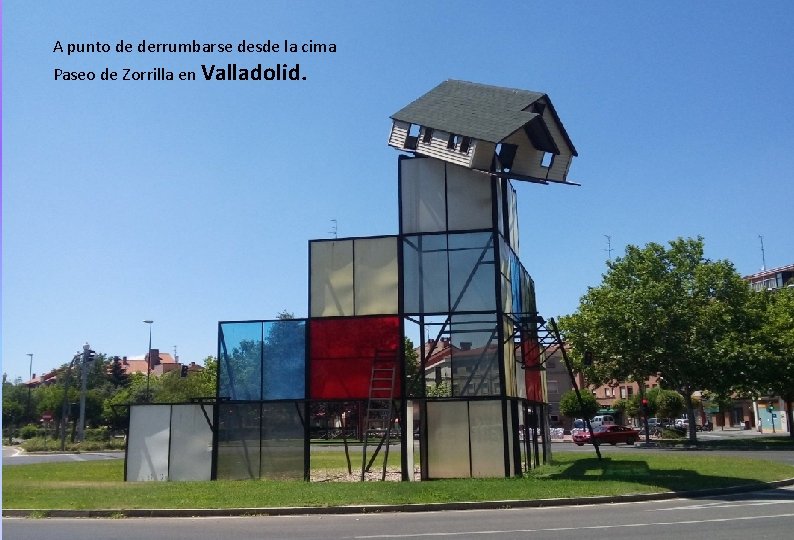 A punto de derrumbarse desde la cima Paseo de Zorrilla en Valladolid. 