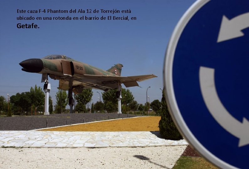 Este caza F-4 Phantom del Ala 12 de Torrejón está ubicado en una rotonda