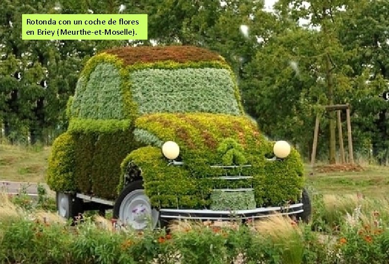 Rotonda con un coche de flores en Briey (Meurthe-et-Moselle). 