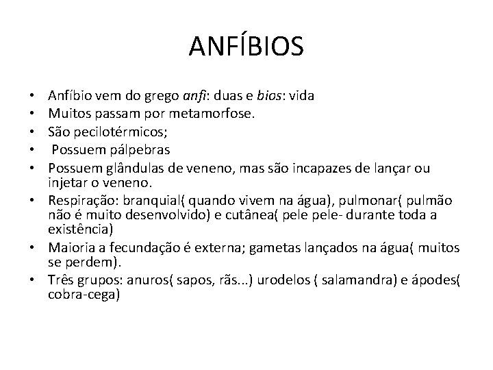 ANFÍBIOS Anfíbio vem do grego anfi: duas e bios: vida Muitos passam por metamorfose.