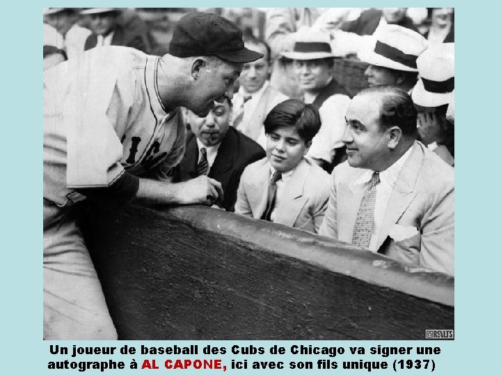 Un joueur de baseball des Cubs de Chicago va signer une autographe à AL