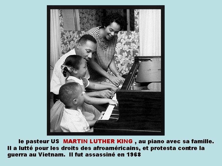 le pasteur US MARTIN LUTHER KING , au piano avec sa famille. Il a