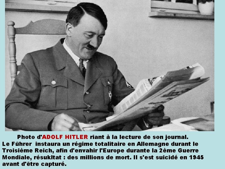 Photo d'ADOLF HITLER riant à la lecture de son journal. Le Führer instaura un