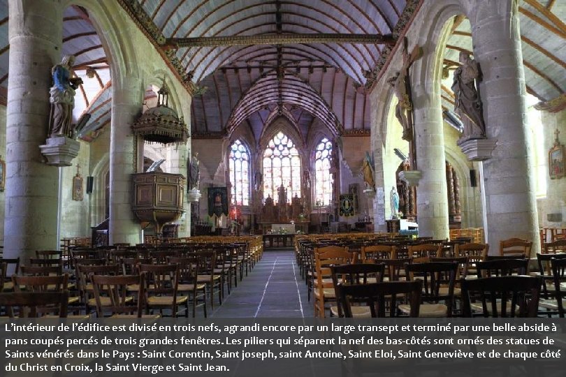 L’intérieur de l’édifice est divisé en trois nefs, agrandi encore par un large transept