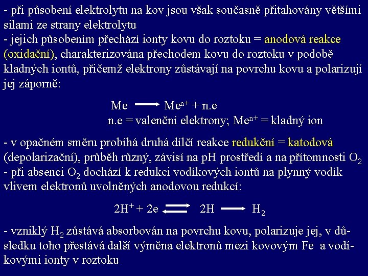 - při působení elektrolytu na kov jsou však současně přitahovány většími silami ze strany