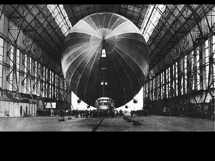 El gigantesco hangar, todavía existente, tiene 274 m de longitud, 58 m de altura