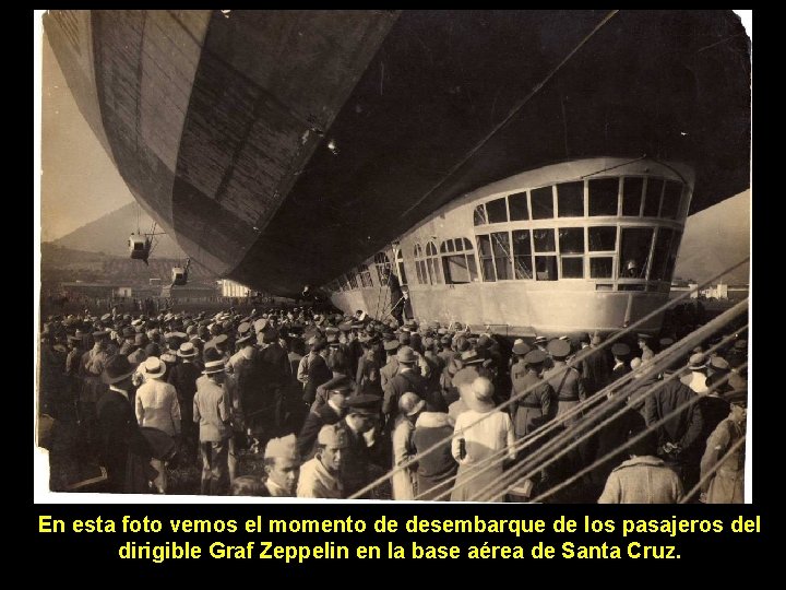 En esta foto vemos el momento de desembarque de los pasajeros del dirigible Graf