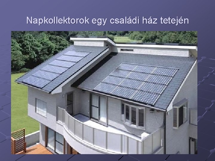 Napkollektorok egy családi ház tetején 