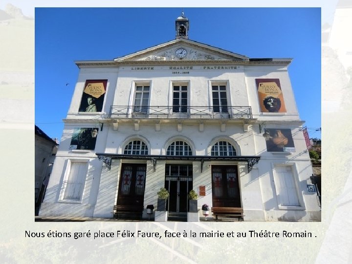Nous étions garé place Félix Faure, face à la mairie et au Théâtre Romain.