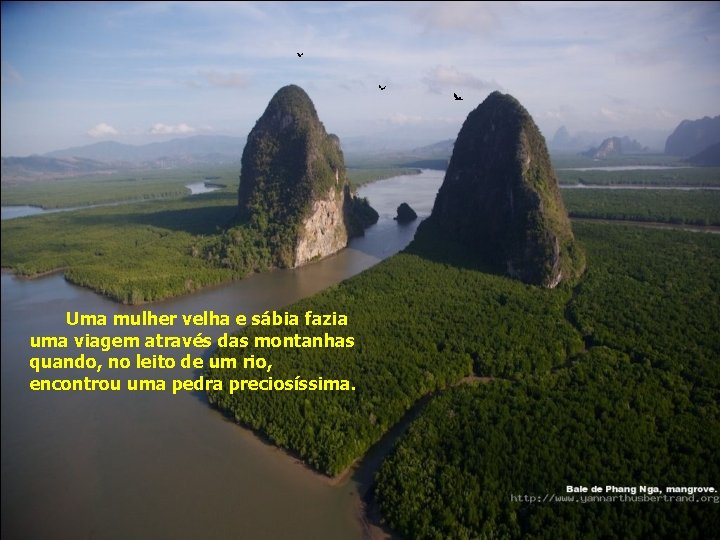 Uma mulher velha e sábia fazia uma viagem através das montanhas quando, no leito Uma mulher velha e sábia fazia uma viagem através das montanhas quando, no leito