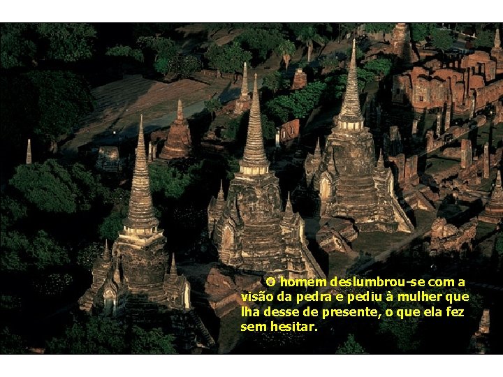 O homem deslumbrou-se com a visão da pedra e pediu à mulher que lha O homem deslumbrou-se com a visão da pedra e pediu à mulher que lha