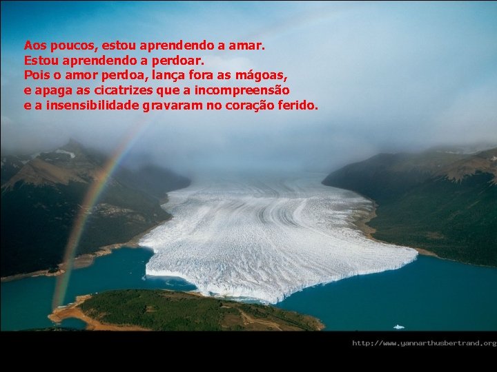 Aos poucos, estou aprendendo a amar. Estou aprendendo a perdoar. Pois o amor perdoa, Aos poucos, estou aprendendo a amar. Estou aprendendo a perdoar. Pois o amor perdoa,