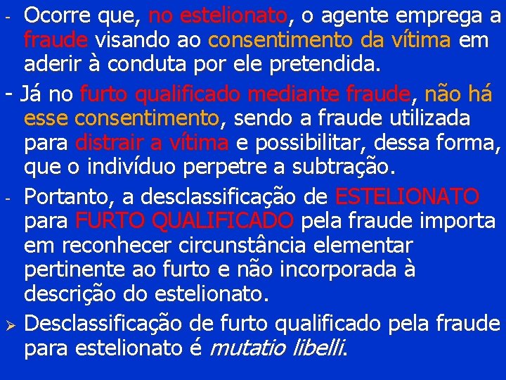 Ocorre que, no estelionato, o agente emprega a fraude visando ao consentimento da vítima