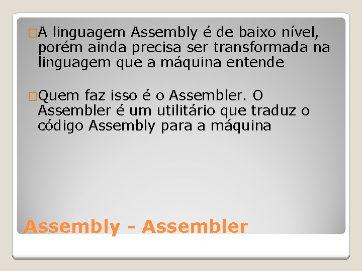 �A linguagem Assembly é de baixo nível, porém ainda precisa ser transformada na linguagem