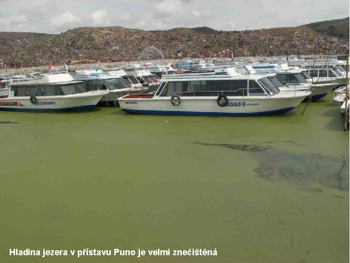 Hladina jezera v přístavu Puno je velmi znečištěná 