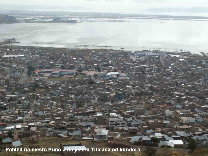 Pohled na město Puno a na jezero Titicaca od kondora 